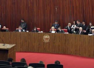 Maioria dos ministros do TSE vota pela rejeição da candidatura de Lula