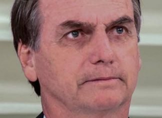 Jair Bolsonaro é esfaqueado em ato de campanha em MG; assista