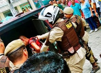 Homem é baleado após pegar arma de segurança