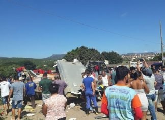Grave batida entre carreta e micro-ônibus deixa mortos e feridos na Bahia; veículos ficaram destruídos