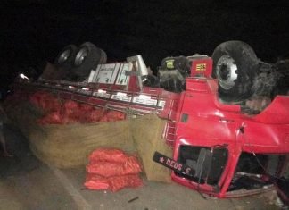 Oito pessoas morrem em acidente entre carro e caminhão na Bahia