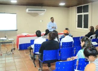 Antes da Feira Empreendedora, empresários e microempreendedores assistem à palestra preparatória