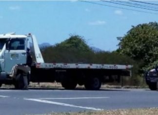 PRF prende guincho de superintendência de trânsito de Feira de Santana