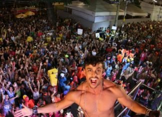 BANDA DUAS MEDIDAS ARRASTA MULTIDÃO NO CARNAVAL DE ITABUNA