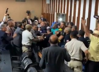 Policiais civis entram em confronto com a PM legislativa na Alba; veja