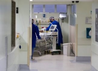Brasil tem 25.598 mortes por Covid-19 e 411.821 casos confirmados da doença