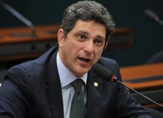 Líder do PT no Senado diz que partido ainda tem “caminho longo para reconstrução”