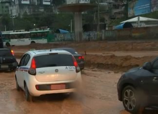 Chuva causa pontos de alagamento em Salvador; confira