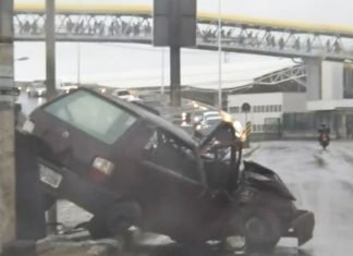 Carro bate em poste e fica destruído em Lauro de Freitas; veículo na via causa congestionamento