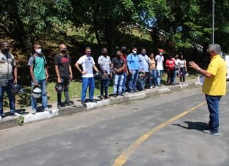 Candidatos à primeira habilitação participam de preleção antes dos exames do Detran-BA