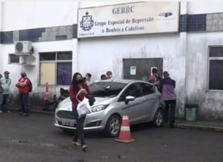 Homem e adolescente são espancados por populares durante tentativa de assalto a ônibus em Salvador