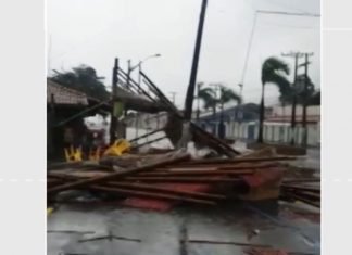 Ventos fortes destelham barracas e quiosques na orla de Porto Seguro, no sul da Bahia