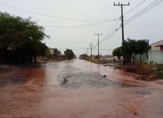Chuva forte alaga ruas e casas em Luís Eduardo Magalhães, na Bahia