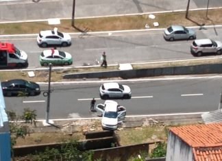 Batida entre carros deixa duas pessoas feridas no Vale do Canela, em Salvador