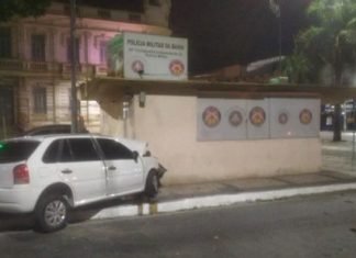 Motorista perde controle de veículo, sobe em calçada e atinge módulo da PM na BA