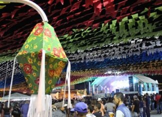 ARRAIÁ DA CIDADE JUNINA, EM NOVA FÁTIMA, FOI ENCERRADO DEBAIXO DE CHUVA, MAS COM PRAÇA LOTADA