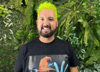 Cabeleireiro, influencer e culinarista Edy Rios celebra aniversário com festa temática, de camisa colorida e shows ao vivo só para convidados