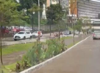 Temporal deixa ruas alagadas e trânsito complicado em Salvador no início desta segunda-feira