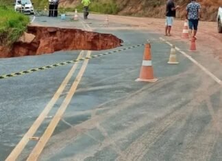 Equipes da Seinfra liberam quatro trechos de rodovias baianas atingidas por chuvas