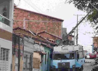 Muritiba: caminhão da limpeza pública colide em poste