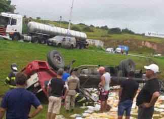 SAJ: motorista fica preso nas ferragens após caminhão tombar na BR-101