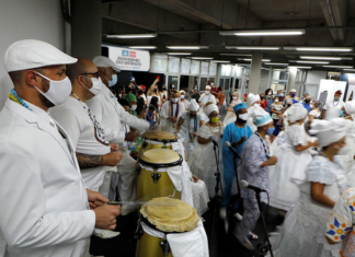 Ao som de atabaques, Caminhada Axé pra quem Vier, reúne um grande público em Itaparica