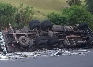 Motorista morre após caminhão tombar na BA-026