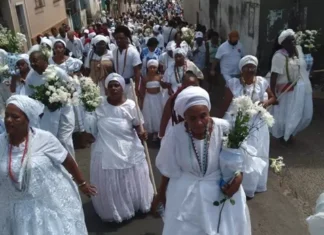 Lavagem do Amparo lotou as ruas de Valença nesse domingo