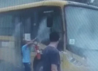 Laje: Ônibus escolar pega fogo no pátio da prefeitura