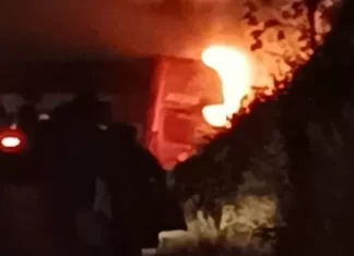 Conceição do Almeida: Ônibus pega fogo após ser atingido por carreta