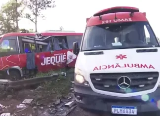 Jequié: Acidente com micro-ônibus que transportava pacientes deixa feridos na BR-324