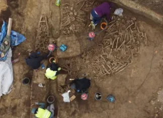 Vala comum romana com mais de 100 soldados é descoberta em campo de futebol
