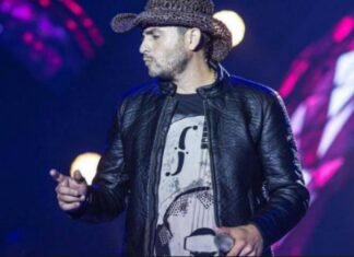 Mano Walter leva multidão ao São João de Itaguaçu com show eletrizante