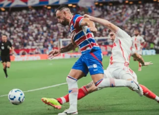 Atacante do Fortaleza se lesiona em comemoração após empurrão de Deyverson