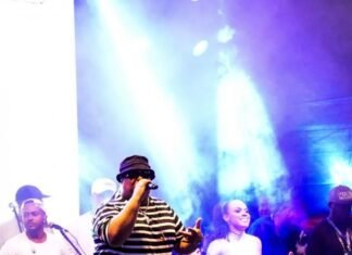 Pagode do Segredo leva multidão ao show gratuito em Feira de Santana