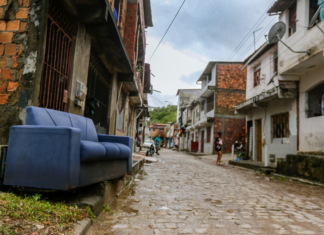 Enchente em cidade baiana invade mais de 400 casas e deixa 150 desalojados