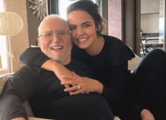 Carlos Alberto de Nóbrega se irrita com piadas por ter esposa 40 anos mais nova: ‘Não é minha cuidadora’