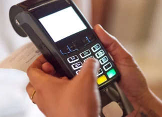 Novo golpe da maquininha se espalha: veja como criminosos roubam a senha do seu cartão